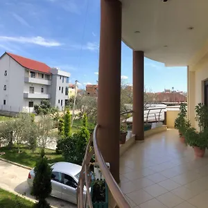 Villa Uklala, Kamez